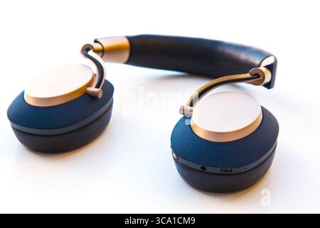 Casque sans fil Bowers et Wilkins sur fond blanc. Banque D'Images