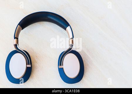 Casque sans fil Bowers et Wilkins sur fond blanc. Banque D'Images