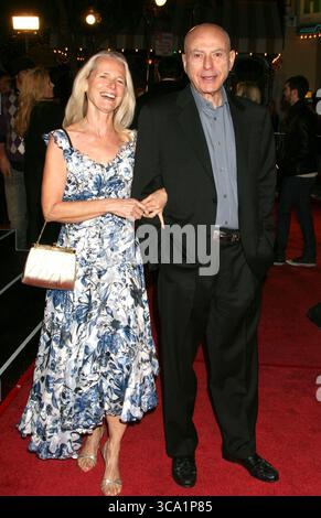 Alan Arkin avec sa femme à la première de 'Marley & me' tenue au Mann Village Theater à Los Angeles - 11 décembre 2008 Banque D'Images