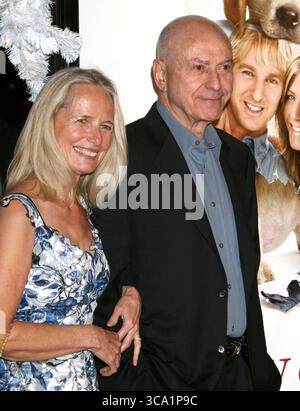 Alan Arkin avec sa femme à la première de 'Marley & me' tenue au Mann Village Theater à Los Angeles - 11 décembre 2008 Banque D'Images