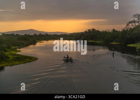 Vue depuis le pont Calabash tôt le matin. De petits bateaux plient l'eau direction Calabash Swamp.Loma de Arena, Bolivar Department, Colombie Banque D'Images