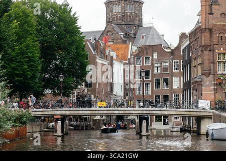 Amsterdam, pays-Bas - août 2025 : Panorama des maisons dansantes sur la rivière Amstel. Point de repère populaire et destination de voyage dans la vieille ville européenne Banque D'Images