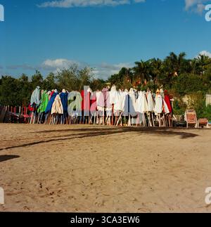 Parasols sur la côte de la mer des Caraïbes. Appareil photo analogique moyen format Hasselblad sur la journée chaude. Banque D'Images
