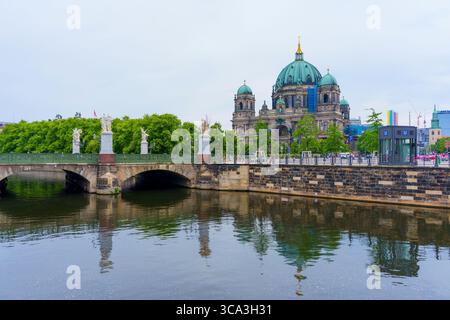Berlin, Allemagne - 1er juin 2025 : vue panoramique de la cathédrale de Berlin montrant son impressionnant dôme et son architecture détaillée, avec un reflet serein Banque D'Images