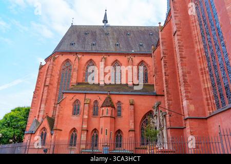 Francfort, Allemagne - 10 juin 2025 : les caractéristiques architecturales de la cathédrale de Francfort sont exposées, mettant en évidence le style gothique, la pierre complexe et v Banque D'Images