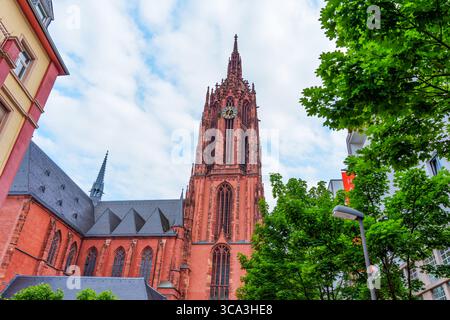 Francfort, Allemagne - 10 juin 2025 : vue imprenable sur la cathédrale impériale de Saint-Barthélemy, avec une architecture gothique complexe, luxuriante Banque D'Images