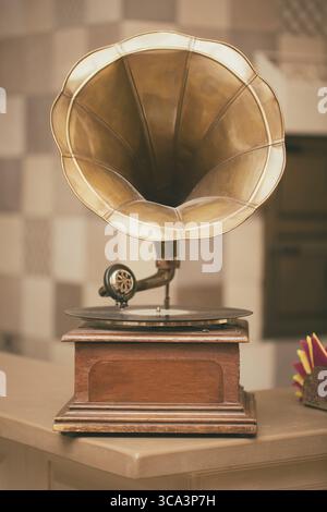 Rétro vieux gramophone radio. Photo tonifiée de style vintage. Banque D'Images