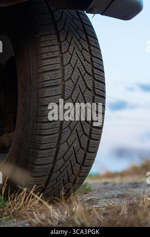 Modèle de pneu hors route ou filetage sur une roue de VUS ou de camion. Gros plan, vue à angle bas, personne Banque D'Images