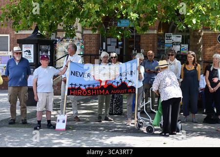 Groupe de paix de Taunton sur la rue principale avec une veillée pour le 80 e anniversaire d'Hiroshima et de Nagasaki avec des banderoles et des découpes en carton. 06/08/2025 crédit : Melvin Green / Alamy Live News Banque D'Images