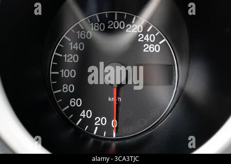 Indicateur de vitesse analogique de la voiture en kmh. Gros plan macro, voiture de sport générique, personne Banque D'Images