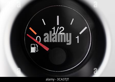 Jauge de carburant de voiture avec pictogramme de pompe, indiquant le niveau de carburant vide. Gros plan macro, pas de gens Banque D'Images