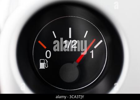 Jauge de carburant de voiture avec pictogramme de pompe, montrant près du réservoir plein. Gros plan macro, pas de gens Banque D'Images