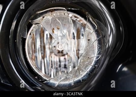 Verre brisé ou brisé sur le feu antibrouillard du pare-chocs de voiture. Gros plan, pas de gens. Banque D'Images