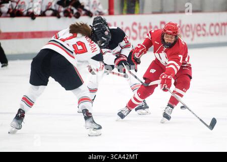 13 janvier 2022 : L'attaquant des Badgers du Wisconsin Jesse Compher (7) bloque la passe du défenseur des Buckeyes de l'Ohio State Riley Brengman (13) dans leur match à Columbus, Ohio. Brent Clark/CSM (crédit image : © Brent Clark/CSM via ZUMA Press Wire) Banque D'Images