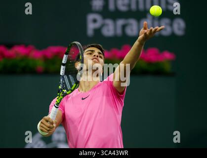 11 mars 2023 Carlos Alcaraz, Espagnol, sert contre Thanasi Kokkinakis, Australiens, lors de l'Open BNP Paribas 2023 au Indian Wells Tennis Garden à Indian Wells, Californie. Crédit photo obligatoire : Charles Baus/CSM (crédit image : © Charles Baus/CSM via ZUMA Press Wire) Banque D'Images