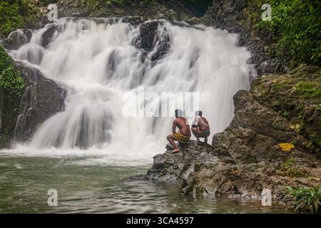 24 novembre 2008, Tusipono Embera, Province de Panama, Panama : deux jeunes hommes indigènes Embera en tenue traditionnelle se tiennent près d'une cascade sur la rivière Chagres au Panama. (Crédit image : © Jon G. Fuller / Vwpics/VW pics via ZUMA Press Wire) Banque D'Images