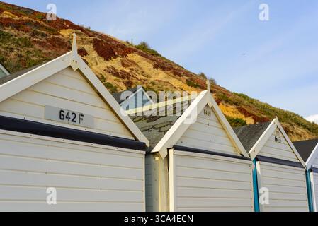Cabanes de plage sur le front de mer de Boscombe, Dorset, Royaume-Uni Banque D'Images