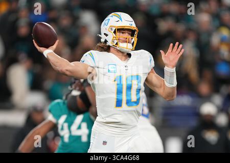 14 janvier 2023, Jacksonville, Floride, États-Unis : le quarterback Justin Herbert (10 ans) des Los Angeles Chargers fait une tentative de passe lors du match des séries éliminatoires entre les Los Angeles Chargers et les Jacksonville Jaguars, samedi 14 janvier 2023 au TIAA Bank Field à Jacksonville, Floride (crédit image : © Peter Joneleit/ZUMA Press Wire) Banque D'Images