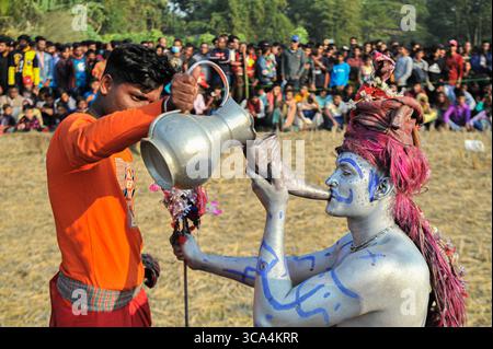 15 janvier 2023, Rasulpur, Bangladesh : un dévot habillant et jouant le rôle de la déesse Shiva pendant le Festival de Charak, un festival folklorique hindou tenu en l'honneur de la divinité Shiva et observé dans l'État indien du Bengale occidental, et au Bangladesh. (Crédit image : © MD Rafayat Haque Khan/ZUMA Press Wire) Banque D'Images