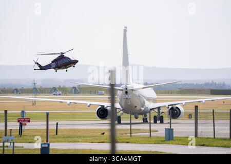 Le roi Charles III arrive en hélicoptère à la RAF Lossiemouth à Moray, pour présenter à nouveau le Squadron Standard. Date de la photo : mercredi 6 août 2025. Banque D'Images