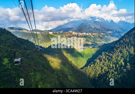 Drone vue aérienne du paysage de la vallée de Sapa avec téléphérique et pics de montagne en été au Vietnam Banque D'Images