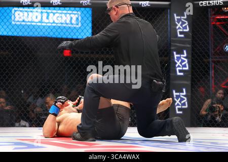 1er avril 2023 : poids plume Marlon Moraes sur le terrain en douleur lors de la soirée de combat de la saison régulière PFL 1 au Theater Inside the Virgin Hotel le 1er avril 2023 à Las Vegas, Nevada. Christopher Trim/CSM. (Crédit image : © Christopher Trim/CSM via ZUMA Press Wire) Banque D'Images