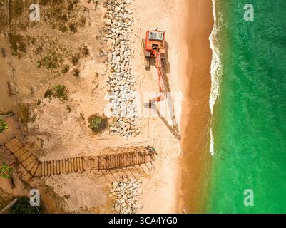 Vue du dessus de la mer Baltique et travaux de construction en été. Industrie sur la mer Baltique. Banque D'Images
