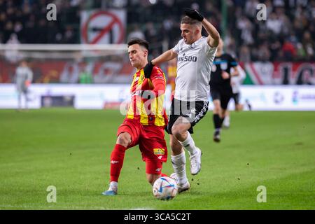 29 janvier 2023, Varsovie, Pologne : Dominick Zator de Korona et Carlos Daniel Lopez Huesca ''Carlitos'' de Legia sont vus en action lors du match polonais PKO Ekstraklasa League entre Legia Warszawa et Korona Kielce au Marshal Jozef Pilsudski Legia Varsovie Municipal Stadium..score final ; Legia Warszawa 3 :2 Korona Kielce. (Crédit image : © Mikolaj Barbanell/SOPA images via ZUMA Press Wire) Banque D'Images