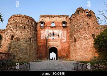 Purana Qila (Vieux Fort) à Delhi, en Inde, une forteresse du XVIe siècle sur des sites anciens avec des murs massifs, une mosquée et une tour d'observation Sher Mandal. Banque D'Images