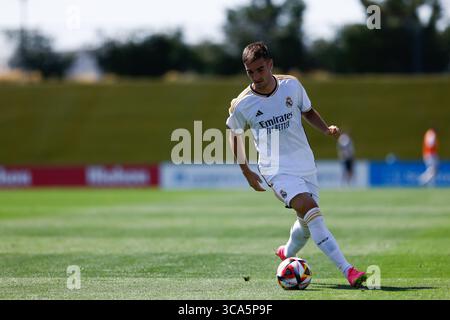 12 août 2023, VALDEBEBAS, MADRID, ESPAGNE : David Ruiz de RM Castilla en action lors du match amical joué entre le Real Madrid Castilla et le CD Fuenlabrada au stade Alfredo Di Stefano le 12 août 2023, à Valdebebas, Madrid, Espagne. (Crédit image : © Oscar J. Barroso/AFP7 via ZUMA Press Wire) Banque D'Images