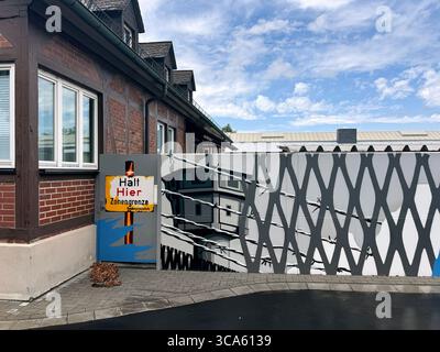 Lieu d'apprentissage et de mémoire : camp d'accueil d'urgence de Giessen, Allemagne. Banque D'Images