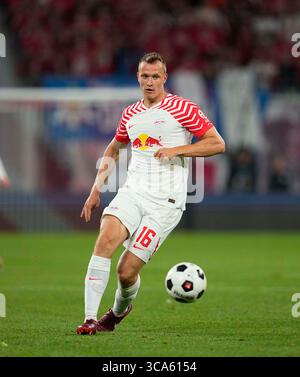 Août 25 2023 : Lukas Klostermann (RB Leipzig) contrôle le ballon lors d'un 1. Match de Bundesliga, RB Leipzig contre Stuttgart, au Red Bull Arena, Leipzig, Allemagne. Kim Price/CSM (crédit image : © Kim Price/CSM via ZUMA Press Wire) Banque D'Images