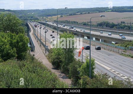 Le pont autoroutier M2 traverse la rivière Medway dans le Kent, au Royaume-Uni, le long de la ligne de train à grande vitesse HS1 de Londres au tunnel sous la Manche. Parcours cyclable vers la gauche Banque D'Images