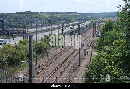 Le pont ferroviaire HS1 à grande vitesse sur la rivière Medway dans le Kent, au Royaume-Uni, le long du pont autoroutier M2. Banque D'Images
