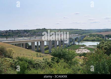 Le pont autoroutier M2 traverse la rivière Medway dans le Kent, au Royaume-Uni, le long de la ligne de train à grande vitesse HS1 de Londres au tunnel sous la Manche. Banque D'Images