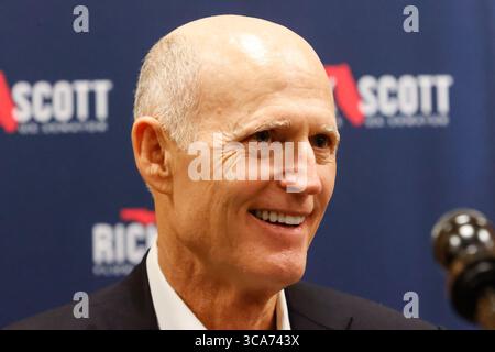10 février 2023, Sun City Center, FL, États-Unis : dans cette photo du 10 février 2023, le sénateur américain Rick Scott parle aux dirigeants communautaires et aux aînés de Floride lors d’une table ronde à la communauté de retraite Sun Towers à Sun City Center. (Crédit image : © Jefferee Woo/Tampa Bay Times via ZUMA Press Wire) Banque D'Images