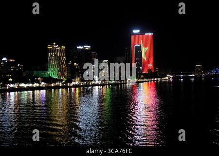 Vue nocturne du paysage urbain de Da Nang avec la rivière Han et les bâtiments modernes au Vietnam Banque D'Images
