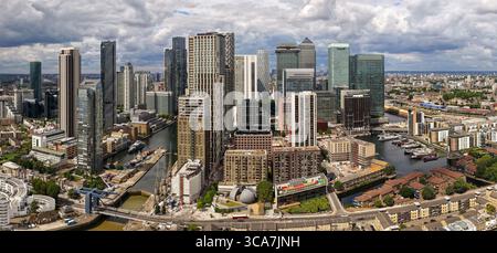 Vue panoramique sur les gratte-ciel de Canary Wharf et les Docklands environnants depuis le dessus de la Tamise. Banque D'Images
