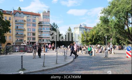 Berlin, Allemagne, 6 juillet 2023, scène de rue sur le pont de l'Amiral à Kreuzberg, populaire auprès des touristes et des jeunes. Banque D'Images