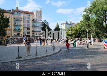 Berlin, Allemagne, 6 juillet 2023, scène de rue sur le pont de l'Amiral à Kreuzberg, populaire auprès des touristes et des jeunes. Banque D'Images