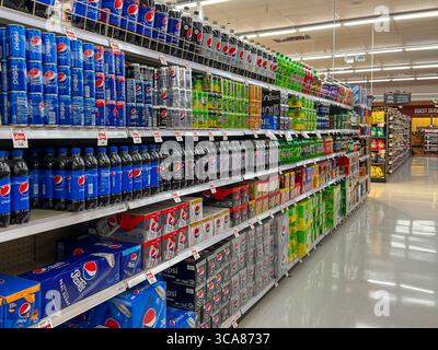 Variétés de canettes de boissons gazeuses, bouteilles et boîtes sur les étagères à vendre dans un supermarché. Utah, États-Unis. Banque D'Images