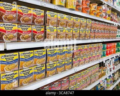 Variété de paquets de déjeuner instantané Maruchan sur l'étagère dans un supermarché. Utah, États-Unis. Banque D'Images