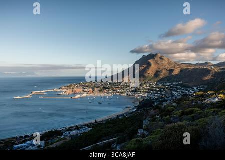 Simon's Town. Les eaux de False Bay - surplombant Simon's Town panorama avec ses plages, village animé et base navale. Banque D'Images