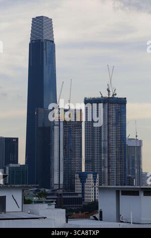 Kuala Lumpur, Malaisie - 25 novembre 2022 : de nouveaux bâtiments sont en construction à côté de l'emblématique tour TRX Exchange 106 dans le centre financier de KL Banque D'Images