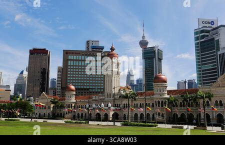 Kuala Lumpur, Malaisie - 20 novembre 2022 : bâtiment du Sultan Abdul Samad pendant une journée ensoleillée sur la place Merdeka. Petronas et KL Towers sont vus. Banque D'Images