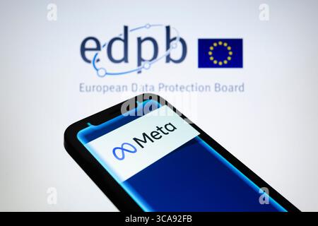 22 mai 2023, Asuncion, Paraguay : le logo de Meta Platforms est affiché sur un smartphone avec le logo EDPB. ''à la suite de la décision contraignante de résolution des litiges de l'EDPB du 13 avril 2023, Meta Platforms Ireland Limited (Meta IE) s'est vu infliger une amende de 1,2 milliards d'euros à la suite d'une enquête sur son service Facebook, par l'Autorité irlandaise de protection des données (IE DPA). Cette amende, qui est la plus grande amende du RGPD jamais infligée, a été imposée depuis le 16 juillet 2020 pour les transferts de données personnelles de Meta vers les États-Unis sur la base de clauses contractuelles types (CCS). En outre, Meta a reçu l'ordre d'apporter ses données Banque D'Images