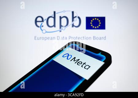 22 mai 2023, Asuncion, Paraguay : le logo de Meta Platforms est affiché sur un smartphone avec le logo EDPB. ''à la suite de la décision contraignante de résolution des litiges de l'EDPB du 13 avril 2023, Meta Platforms Ireland Limited (Meta IE) s'est vu infliger une amende de 1,2 milliards d'euros à la suite d'une enquête sur son service Facebook, par l'Autorité irlandaise de protection des données (IE DPA). Cette amende, qui est la plus grande amende du RGPD jamais infligée, a été imposée depuis le 16 juillet 2020 pour les transferts de données personnelles de Meta vers les États-Unis sur la base de clauses contractuelles types (CCS). En outre, Meta a reçu l'ordre d'apporter ses données Banque D'Images