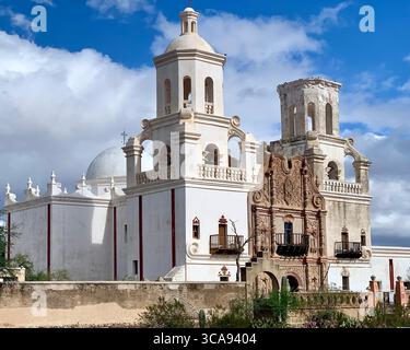 Église de la mission espagnole San Xavier del bac dans le désert de Sonora Banque D'Images