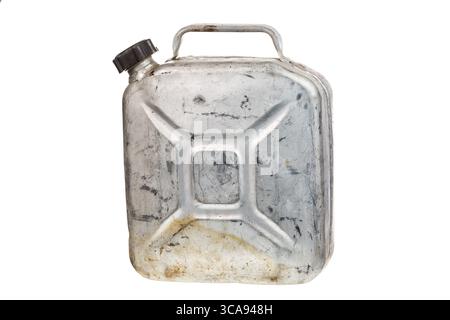 Vieux bidon en métal ou bidon d'essence isolé sur fond blanc. Banque D'Images
