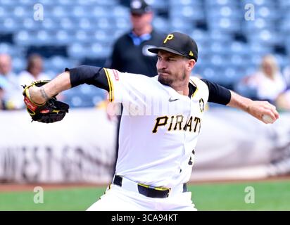 Pittsburgh, États-Unis. 06 août 2025. Andrew Heaney (45), lanceur des Pirates de Pittsburgh, débute contre les Giants de San Francisco au PNC Park le mercredi 6 août 2025 à Pittsburgh. Photo par Archie Carpenter/UPI crédit : UPI/Alamy Live News Banque D'Images